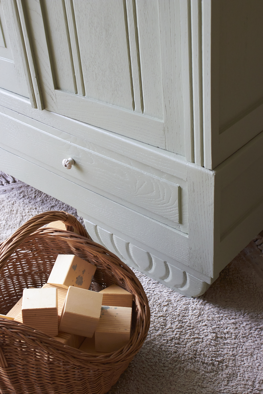 10834-1--Artisjok-groene-driedeurs-kast-met-houtsnijwerk-en-vintage-spiegel--010