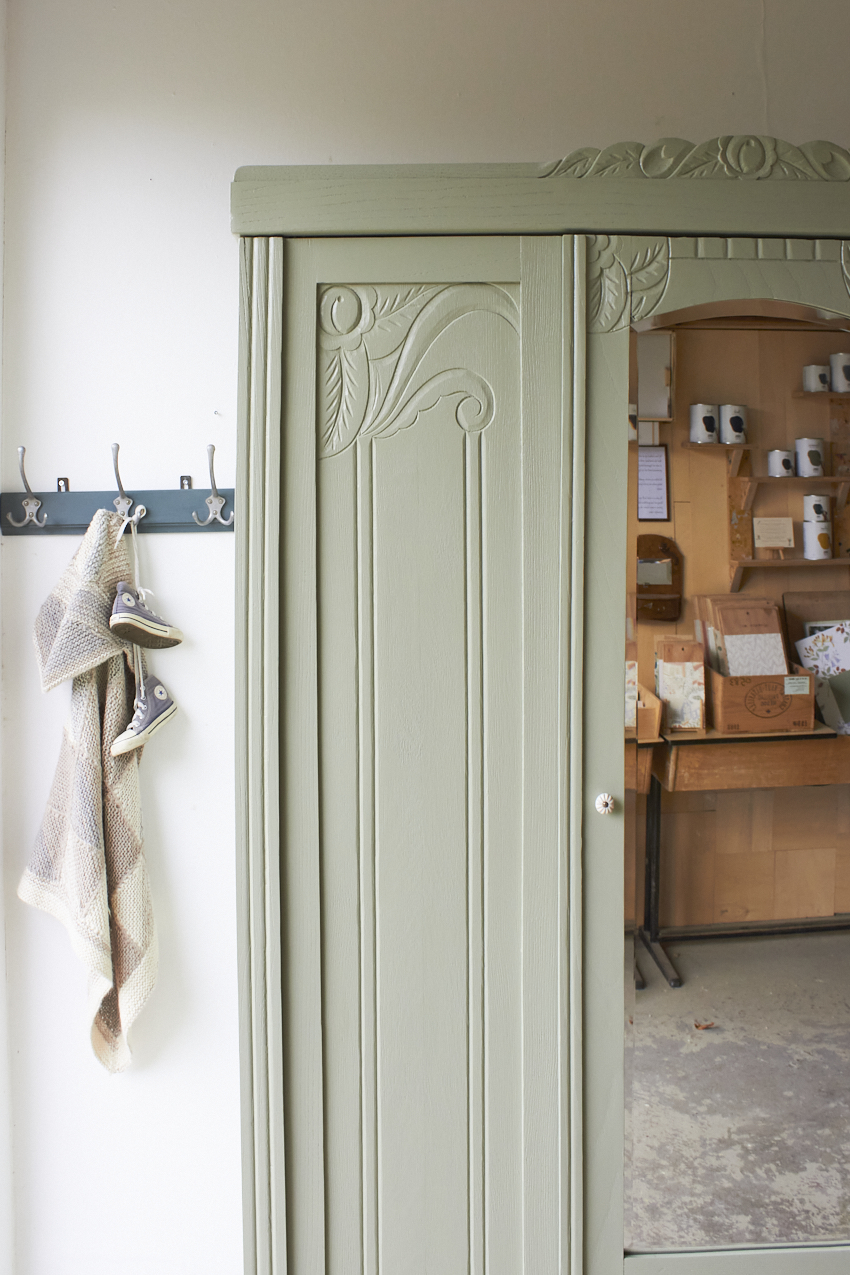 10834-1--Artisjok-groene-driedeurs-kast-met-houtsnijwerk-en-vintage-spiegel--012