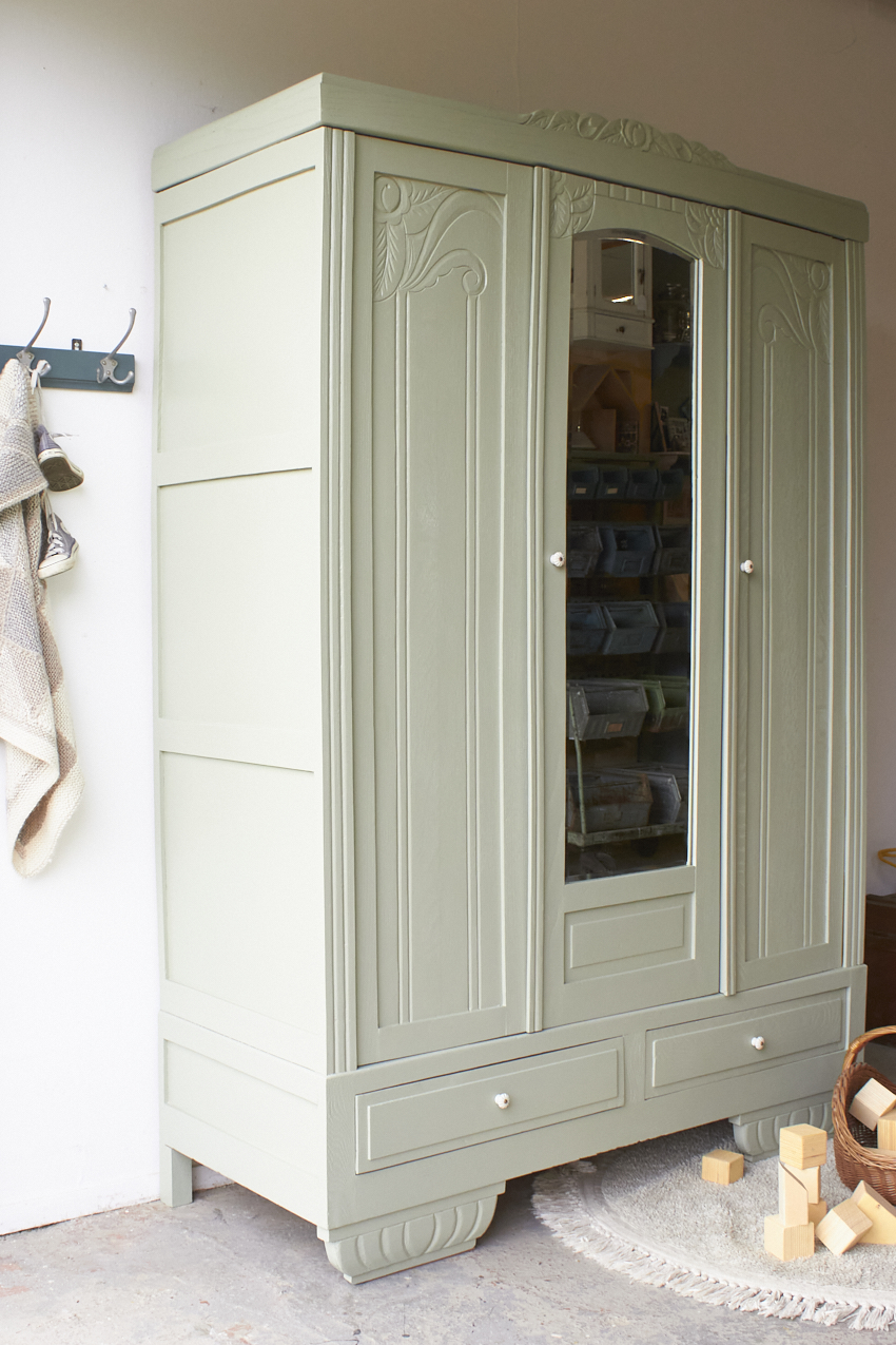 10834-1--Artisjok-groene-driedeurs-kast-met-houtsnijwerk-en-vintage-spiegel--02