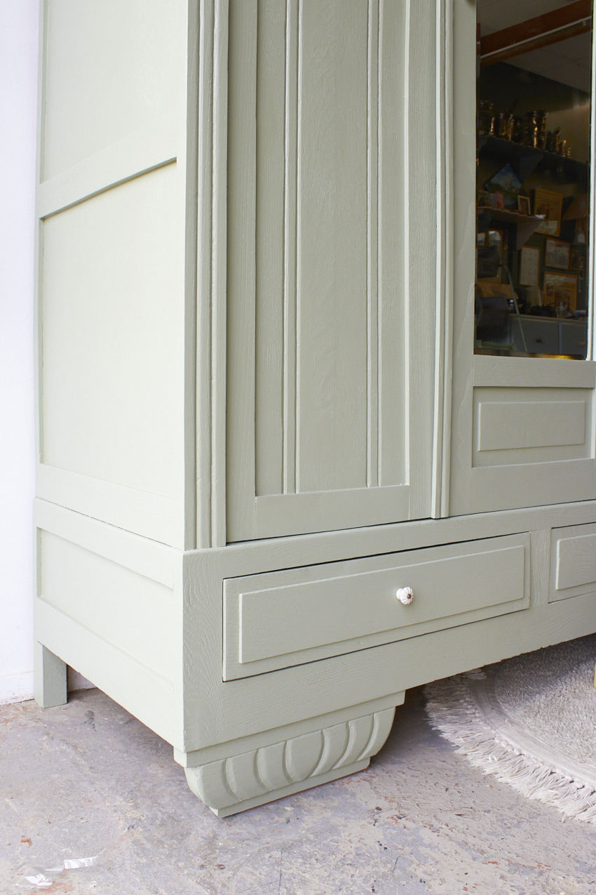 10834-1--Artisjok-groene-driedeurs-kast-met-houtsnijwerk-en-vintage-spiegel--03