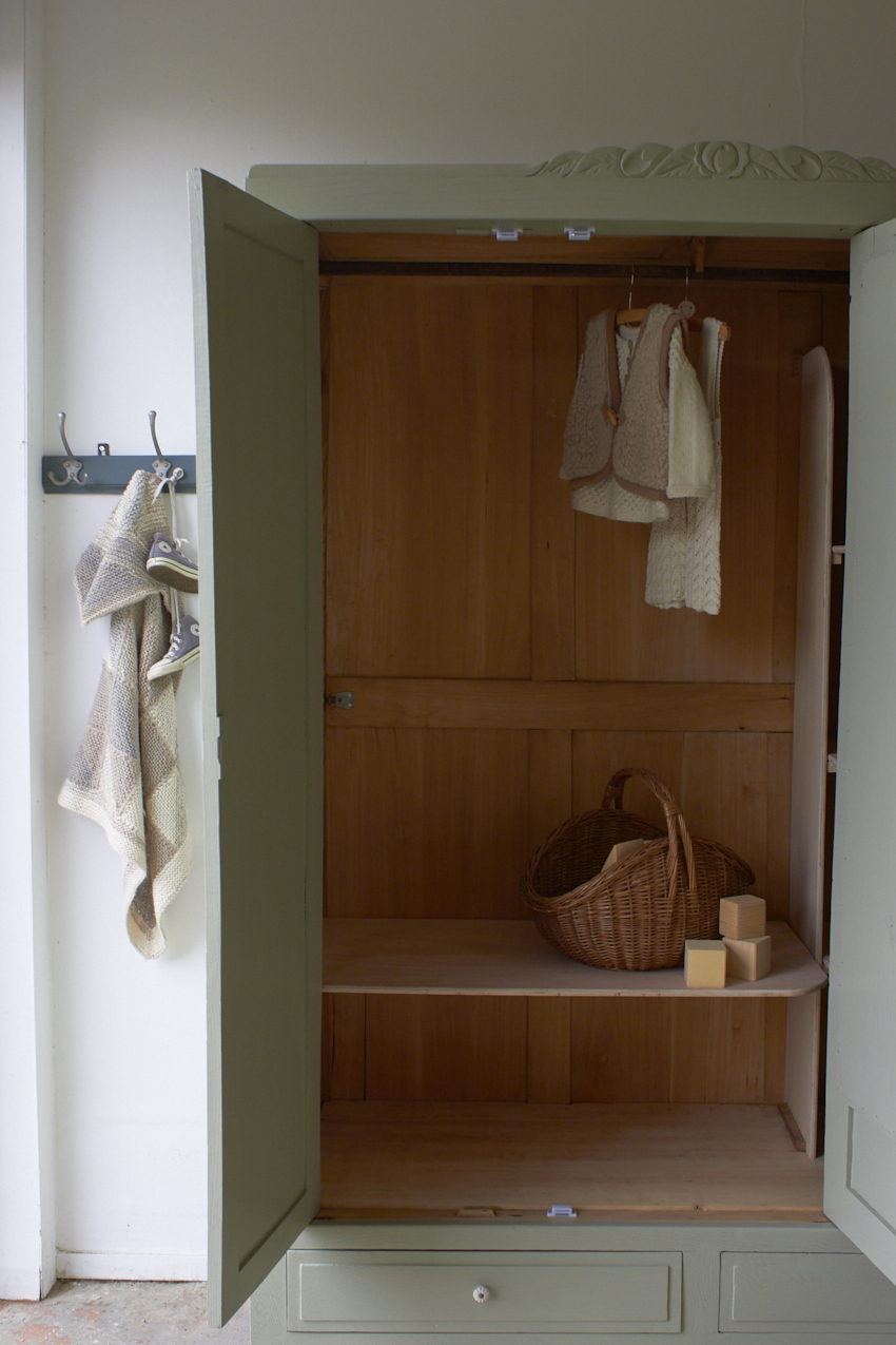 10834-1--Artisjok-groene-driedeurs-kast-met-houtsnijwerk-en-vintage-spiegel--04