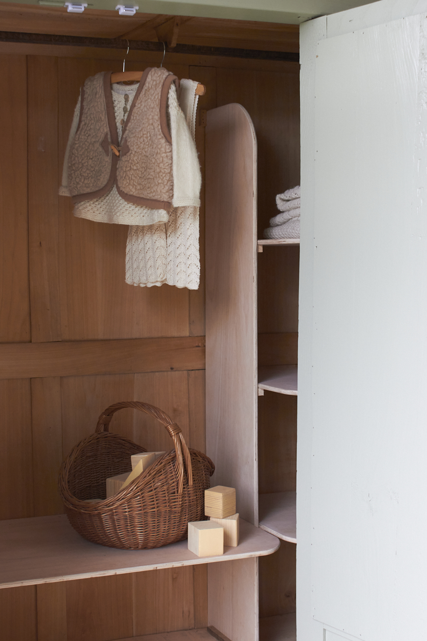 10834-1--Artisjok-groene-driedeurs-kast-met-houtsnijwerk-en-vintage-spiegel--05