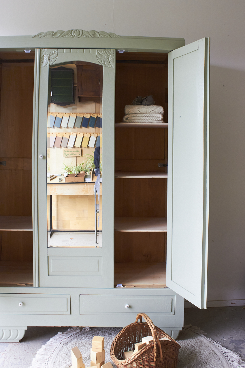 10834-1--Artisjok-groene-driedeurs-kast-met-houtsnijwerk-en-vintage-spiegel--06