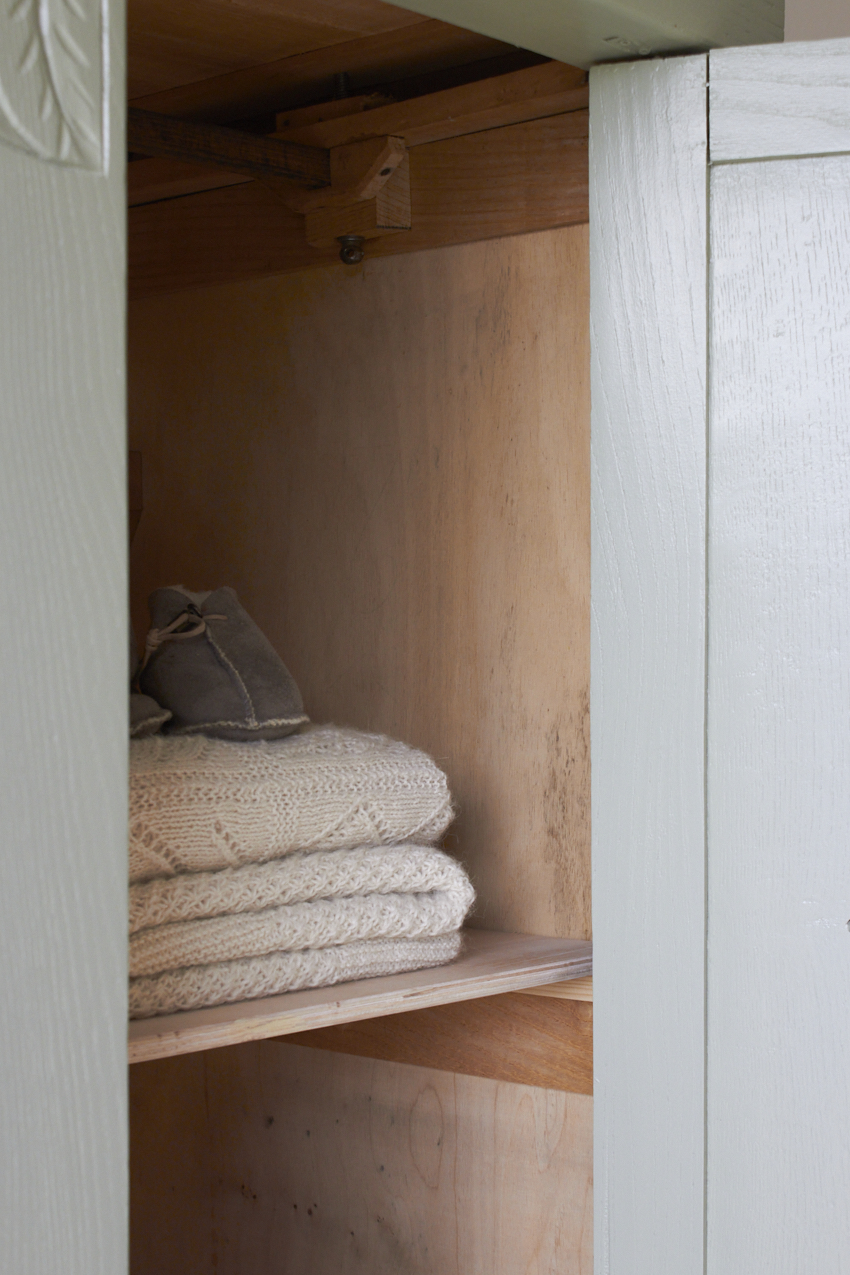 10834-1--Artisjok-groene-driedeurs-kast-met-houtsnijwerk-en-vintage-spiegel--07