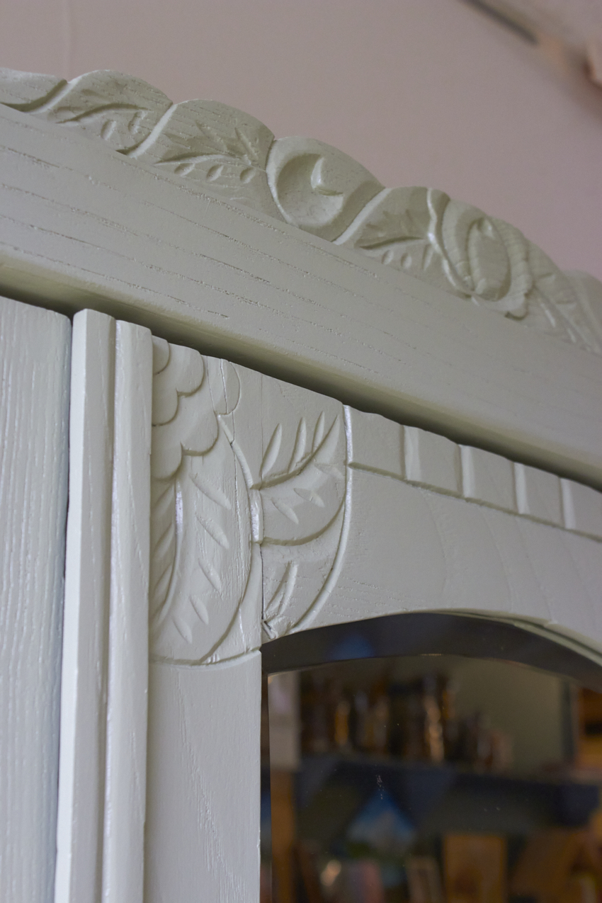 10834-1--Artisjok-groene-driedeurs-kast-met-houtsnijwerk-en-vintage-spiegel--08