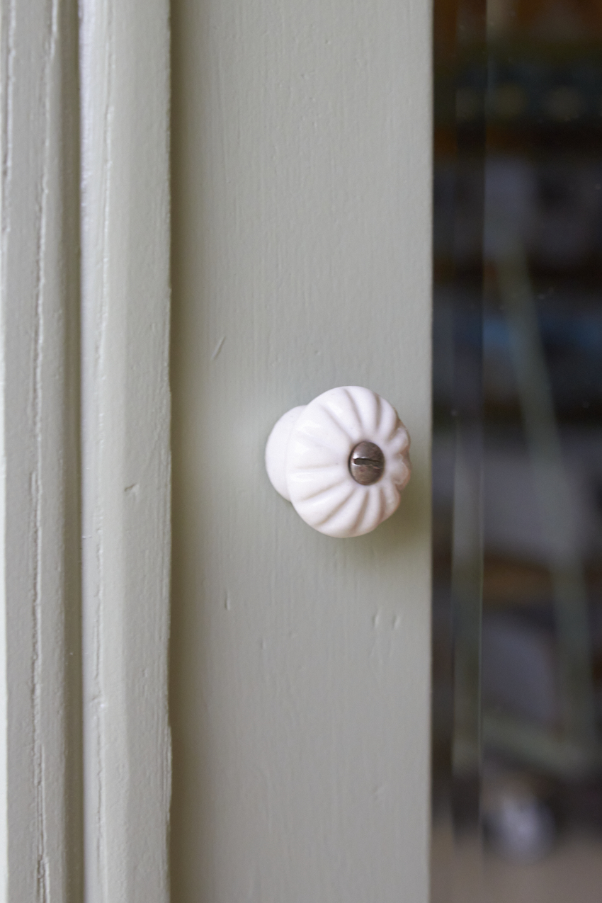 10834-1--Artisjok-groene-driedeurs-kast-met-houtsnijwerk-en-vintage-spiegel--09