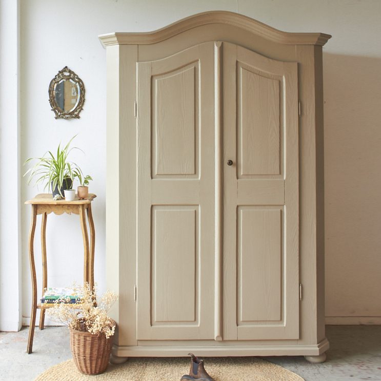 10920-1-klassieke-houten-tweedeurs-kast-in-amandel-kleur-00