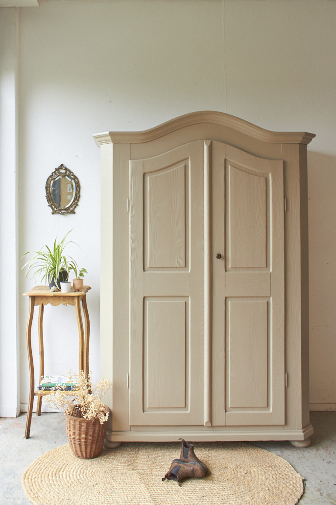 10920-1-klassieke-houten-tweedeurs-kast-in-amandel-kleur-01