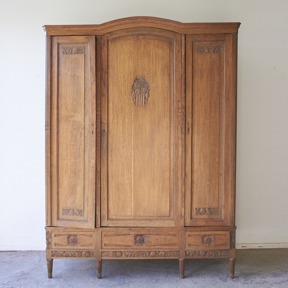 10929-Prachtige-demontabele-houten-kast-met-drie-deuren-Firma-Zoethout-00