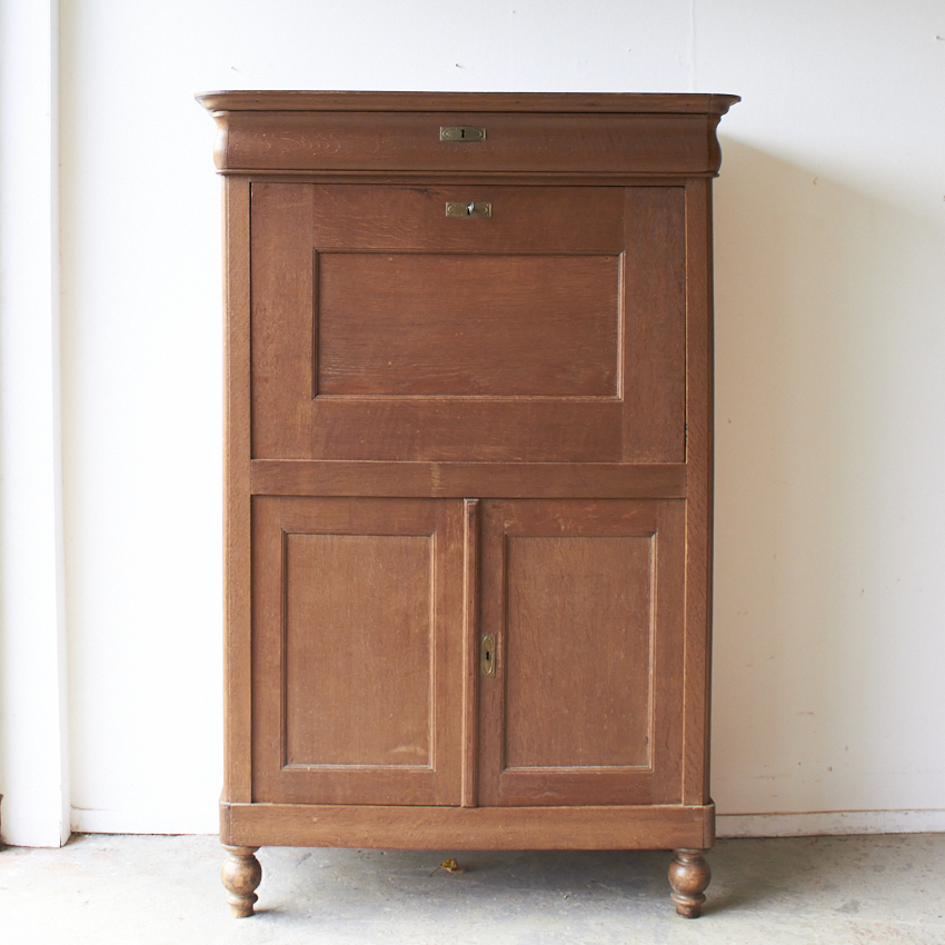 10946--massief houten meidenkast met klep