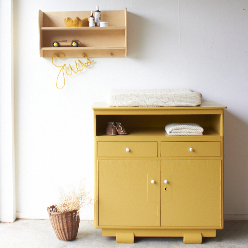 2566-1-Vintage-commode-in-Saffraan-Firma-Zoethout