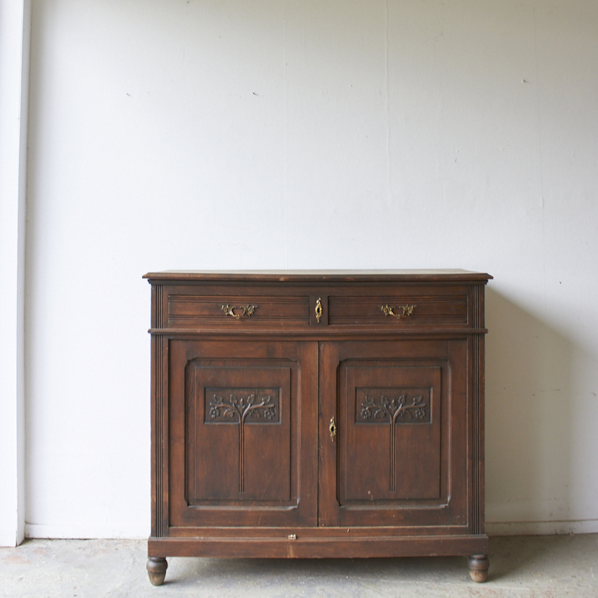 2575--klassieke-vintage-commode-met-houtsnijwerk-Firma-Zoethout