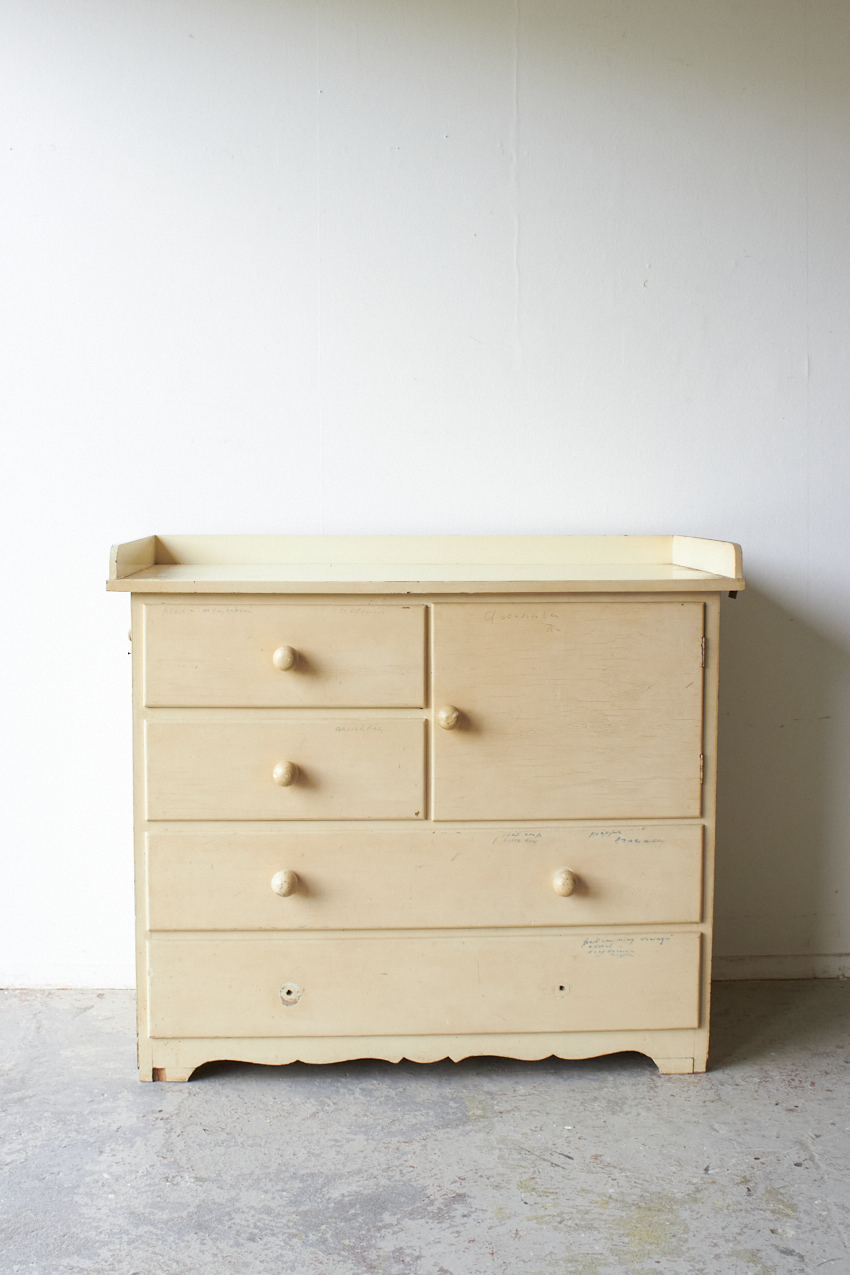 2576---Vintage-commode-met lades en deurtje---Firma-Zoethout-01