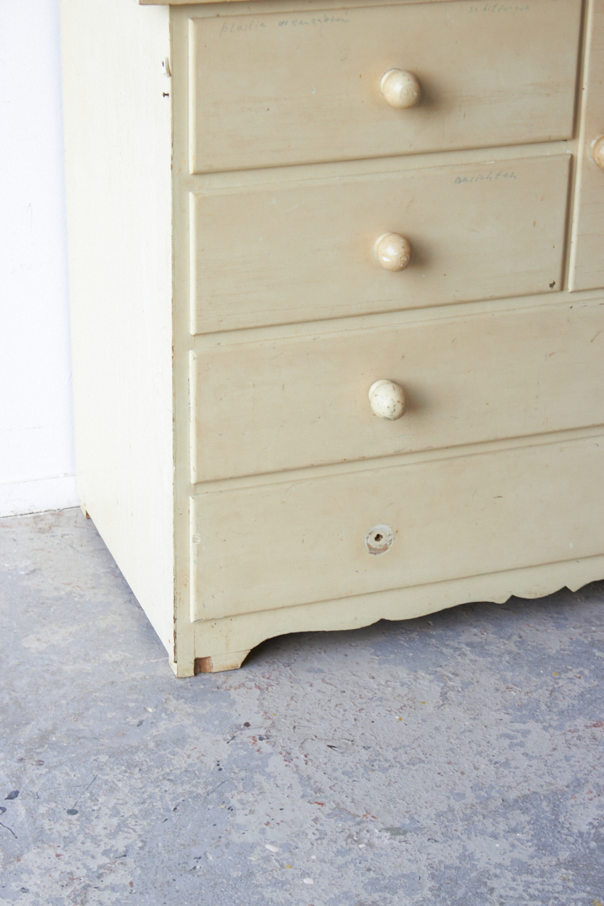 2576---Vintage-commode-met lades en deurtje---Firma-Zoethout-03