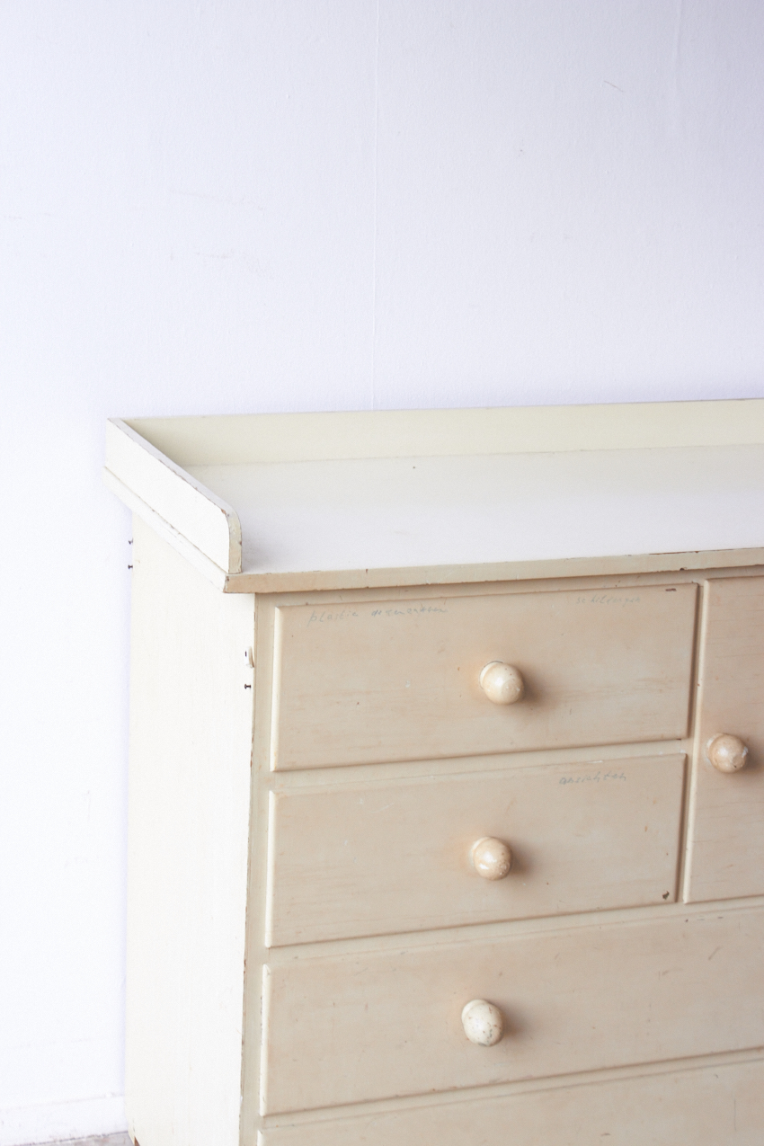 2576---Vintage-commode-met lades en deurtje---Firma-Zoethout-04