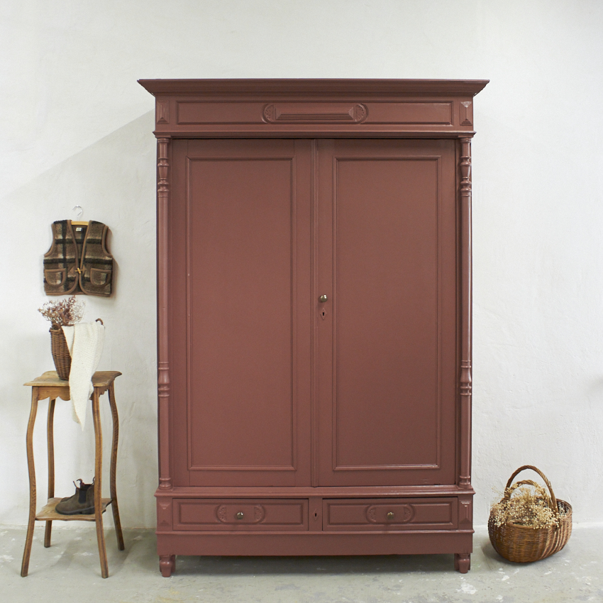 10889-1 prachtige vintage kledingkast in de kleur Karmozijn