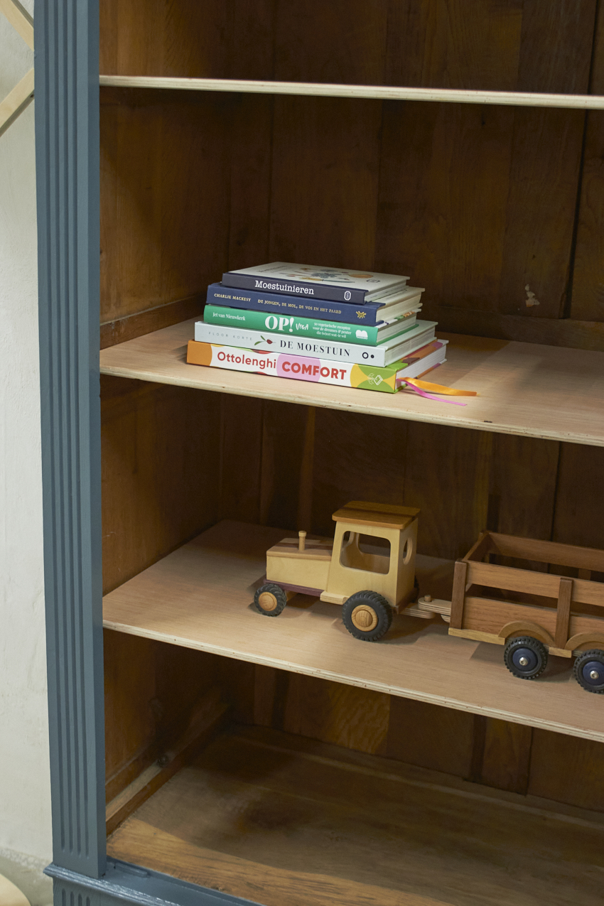 10925-1---Vintage-houten-kast-met-1-deur----Firma-Zoethout-012