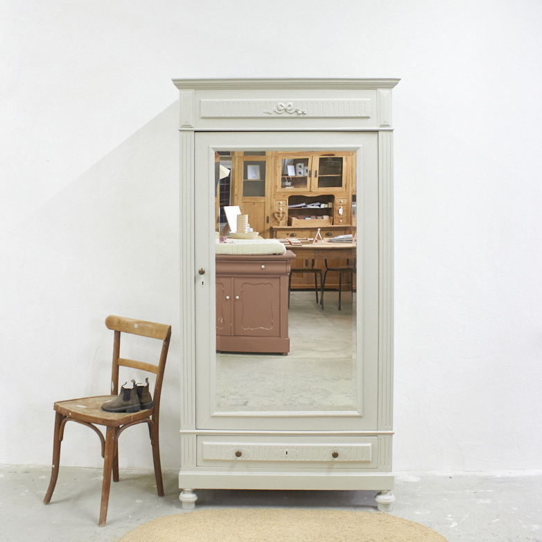10945-1-vintage-eendeurs-spiegelkast-in-de-kleur-linnen-Firma-Zoethout-00.jpg 23 februari 2026