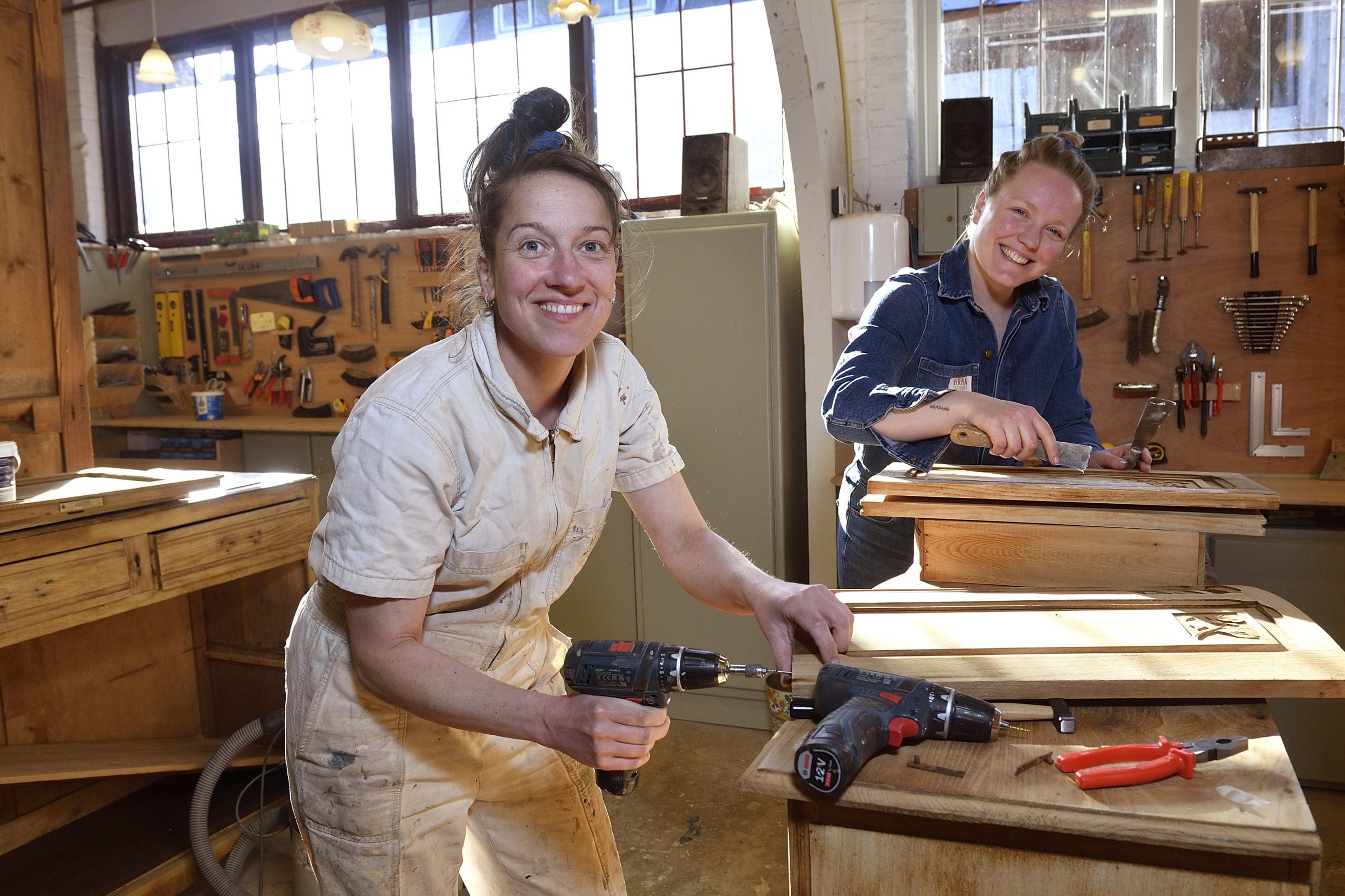Amersfoort Krant vintage meubel opknappen in de werkplaats scaled 1