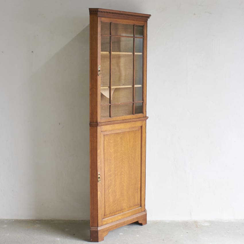 11015 vintage hoek vitrine kast