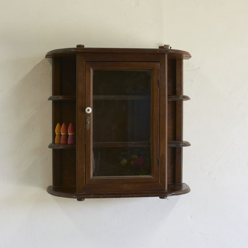 6235--vintage-hangkastje-kleine-vitrine--00