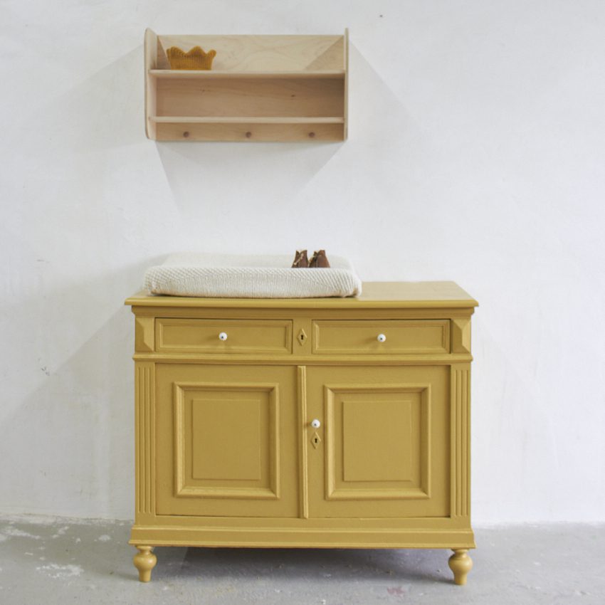 2583-1 vintage commode in Saffraan kleur