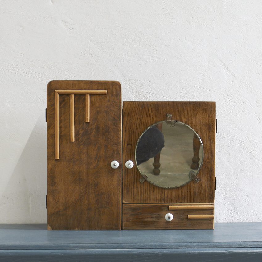 6274 Vintage houten hangkastje met ronde spiegel