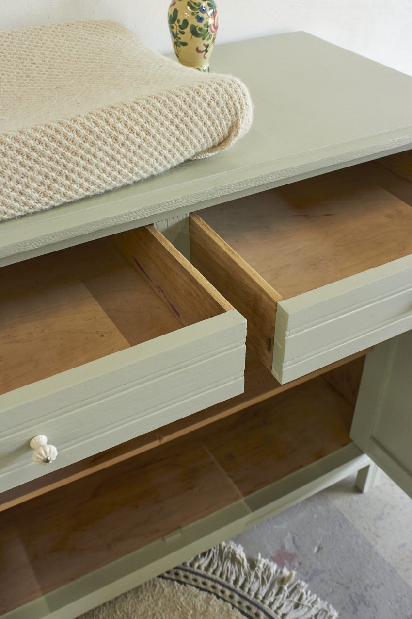 10975-1---Vintage-buffetkast-en-of-commode-in-Voorjaar-kleur---Firma-Zoethout-013