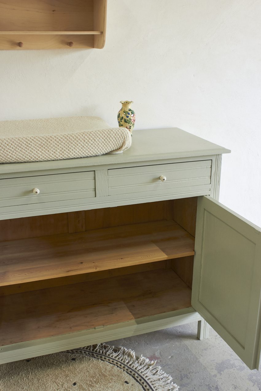 10975-1---Vintage-buffetkast-en-of-commode-in-Voorjaar-kleur---Firma-Zoethout-014