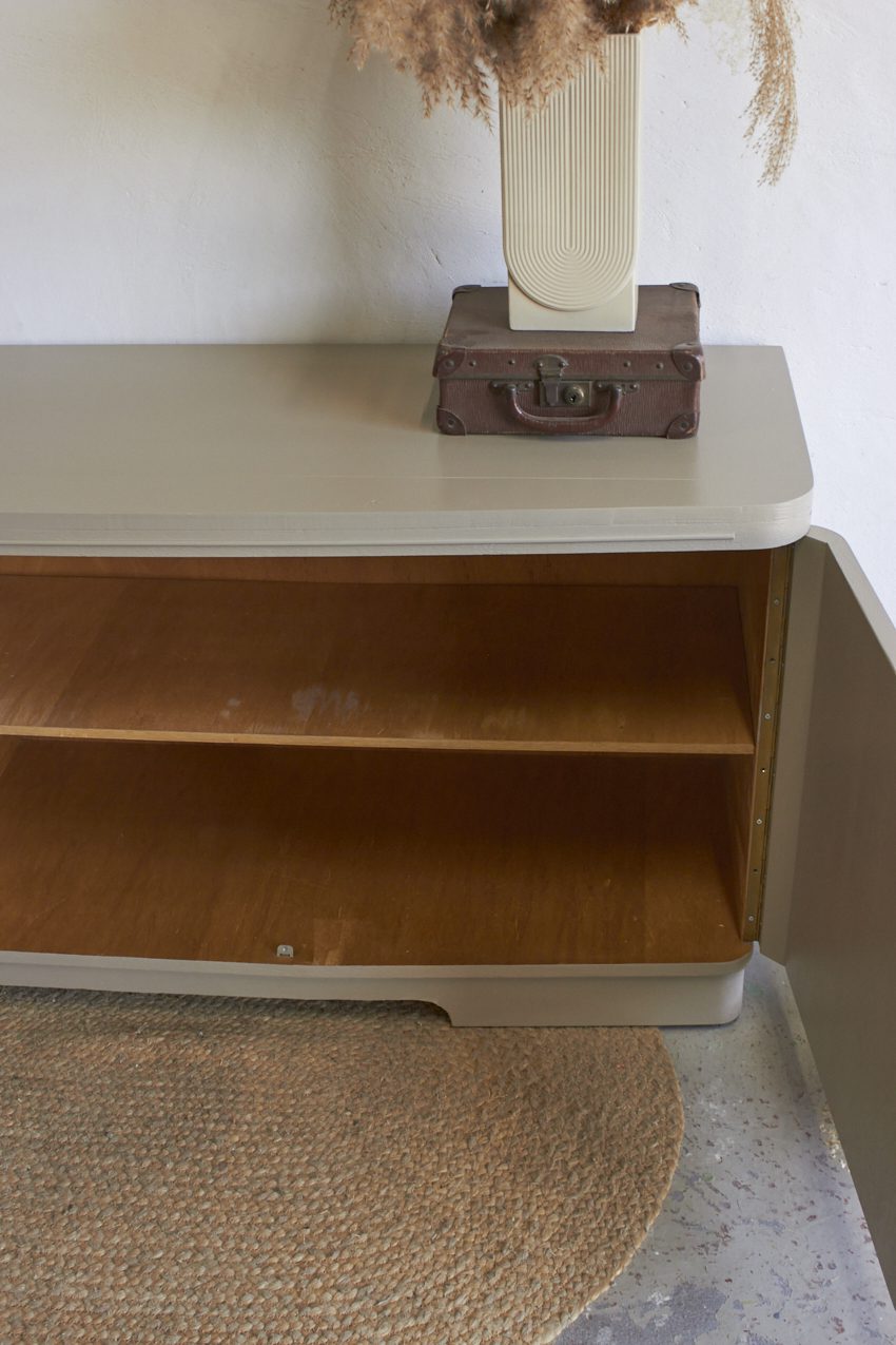 11038-1---Vintage-dressoir-in-Amandel-kleur---Firma-Zoethout-011